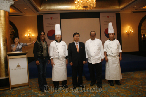 CICI president Choi Jung-wha introduces (from left) Upper Crust publisher and editor Farzana Contractor, Gangdong University professor Bae Han-cheol, Korean Consul General Lee Se-hang, The Taj Mahal Palace Mumbai executive grand chef Hemant Oberoi, and Suwon Ramada Plaza Hotel executive chef Park Hee-don to the guests. The Taj Mahal Palace