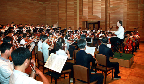 <YONHAP PHOTO-1474> 정명훈, 평양서 北교향악단 지휘 (평양 조선중앙통신=연합뉴스) 방북 중인 정명훈 서울시향 예술감독 겸 유니세프 친선대사가 13일 평양에서 북한 국립교향악단과 은하수관현악단을 지휘하고 있다. 2011.9.14 photo@yna.co.kr/2011-09-14 20:24:45/ <저작권자 ⓒ 1980-2011 ㈜연합뉴스. 무단 전재 재배포 금지.>\r\nChung Myung-whun, who leads the Seoul Philharmonic Orchestra, conducts the North Korean state symphony orchestra and the Unhasu Orchestra in Pyongyang on Tuesday.  Yonhap News