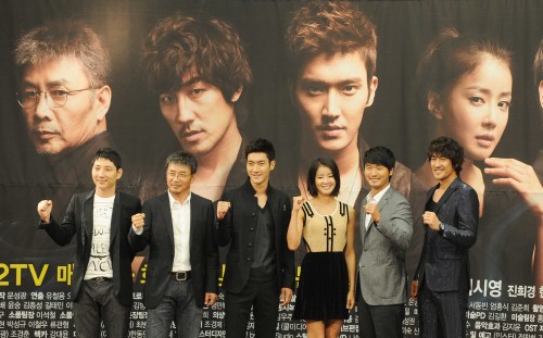 The cast of KBS’ “Poseidon” (from left to right) — Jung Woon-taek, Gil Yong-woo, Choi Si-won, Lee Si-young, Lee Sung-jae, Han Jeongsu\r\n— attends the drama’s press conference at Convention Diamant in Seoul on Thursday. (Lee Sang-sub/The Korea Herald)