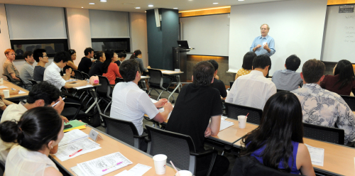 Gussow speaks at a toastmasters meeting in Gangnam, Seoul in August. (Kim Myung-sub/The Korea Herald)