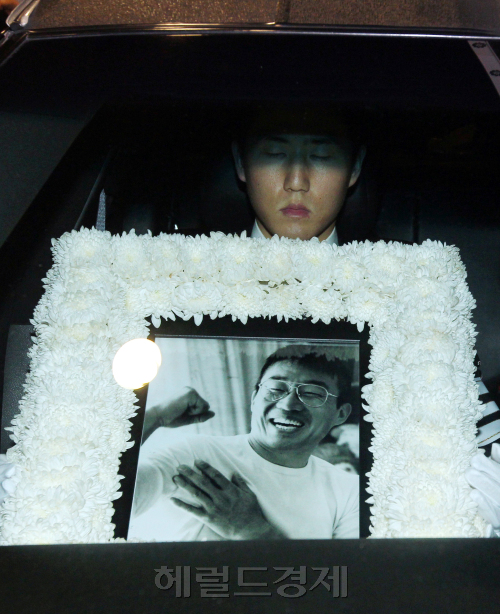16일 오전 서울 신촌 세브란스 병원 장례식장에서 고 최동원 감독의 발인식이 엄수되는 가운데 고인의 아들 최기호씨가 영정을 품에 안고 영결식장을 나서고 있다./ 안훈기자 rosedale@ 2011.09.16\r\n‘무쇠팔’ 고 최동원 전 한화 2군 감독의 발인이 16일 오전 6시 서울 신촌세브란스병원 장례식장에서 엄수됐다. 유족·친지 등과 이상일 사무총장 등 한국야구위원회(KBO) 관계자, 구단 관계자, 고인과 함께 야구를 했던 안병환 LA다저스 스카우트, 김성현 인창고 코치 등 100여명이 그의 마지막 떠나는 길을 함께했다. ▶관련기사 31면 안훈 기자/rosedale@