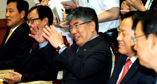 16일 서울 중구 소공동 한국은행에서 열린 금융협의회에서 김중수 한국은행 총재와 시중은행장들이 이야기를 나누고 있다. 박현구 기자phko@heraldm.com 2011.09.16\r\n16일 서울 중구 소공동 한국은행에서 열린 금융협의회에서 김중수 한국은행 총재와 시중은행장들이 이야기를 나누고 있다. 박현구 기자phko@heraldm.com 2011.09.16