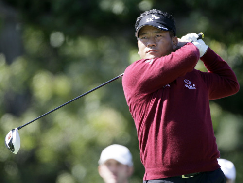 <YONHAP PHOTO-0388> K.J. Choi, of South Korea, watches his tee shot on the third hole green during the first round at the BMW Championship golf tournament on Thursday, Sept. 15, 2011, in Lemont, Ill. (AP Photo/Nam Y. Huh)/2011-09-16 08:18:17/ <저작권자 ⓒ 1980-2011 ㈜연합뉴스. 무단 전재 재배포 금지.>\r\nChoi Kyung-ju watches his tee shot on the third hole green during the first round at the BMW Championship golf tournament in Lemont, Illinois, Thursday.  AP-Yonhap News