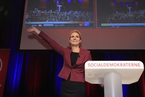 <YONHAP PHOTO-0380> Helle Thorning-Schmidt, leader of the Danish Social Democrats and likely to be new prime minister talks to her party fellows after her coalition won the election in Copenhagen, Denmark Thursday Sept. 15th 2011. Denmark has elected its first female prime minister, ousting the right-wing government from power after 10 years of pro-market reforms and ever-stricter controls on immigration. (AP Photo / Lars Krabbe/POLFOTO) ** DENMARK OUT **/2011-09-16 08:15:42/ <저작권자 ⓒ 1980-2011 ㈜연합뉴스. 무단 전재 재배포 금지.>\r\nHelle Thorning-Schmidt, leader of the Danish Social Democrats and likely to be new prime minister, talks to her party members after her coalition won the election in Copenhagen on Thursday.       AP-Yonhap News\r\nHelle Thorning-Schmidt, leader of the Danish Social Democrats and likely to be new prime minister, talks to her party members after her coalition won the election in Copenhagen on Thursday.       AP-Yonhap News
