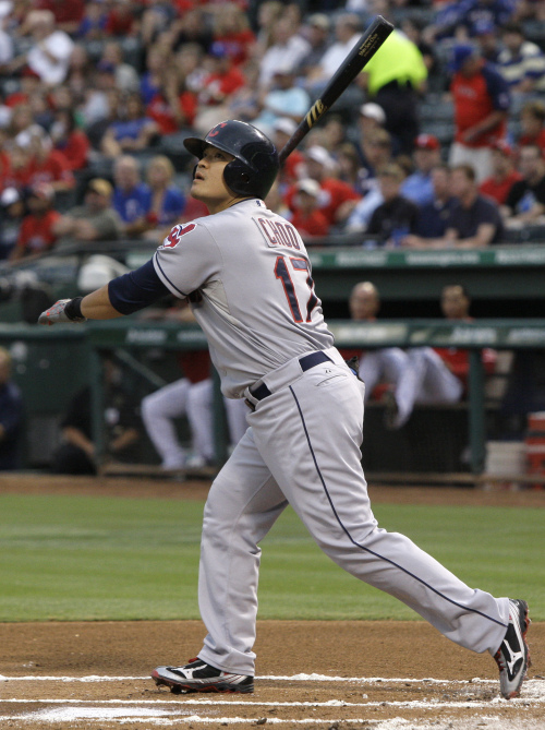 <YONHAP PHOTO-0562> Cleveland Indians' Shin-Soo Choo, of South Korea, fouls off a pitch against Texas Rangers' Alexi Ogando in the first inning of a baseball game on Thursday, Sept. 15, 2011, in Arlington, Texas. Choo, who returned to the line up Thursday night after being activated off the disabled list, left the game with an unknown injury. (AP Photo/Tony Gutierrez)/2011-09-16 10:57:30/ <저작권자 ⓒ 1980-2011 ㈜연합뉴스. 무단 전재 재배포 금지.>\r\nCleveland Indians’ Choo Shin-soo fouls off a pitch against Texas Rangers’ Alexi Ogando in the first inning of a baseball game in Arlington, Texas, Thursday.  AP-Yonhap News