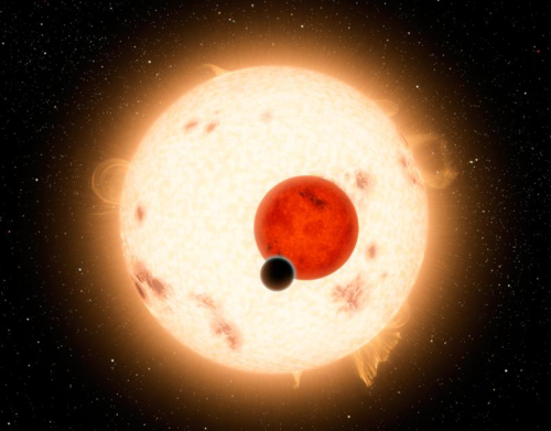 <YONHAP PHOTO-0360> This image provided by NASA shows an artist's depiction showing a discovery by NASA's Kepler mission of a world where two suns set over the horizon instead of just one. The planet, called Kepler-16b, is the most "Tatooine-like" planet yet found in our galaxy and is depicted here with its two stars. Tatooine is the name of Luke Skywalker's home world in the science fiction movie Star Wars. In this case, the planet it not thought to be habitable. It is a cold world, with a gaseous surface, but like Tatooine, it circles two stars. The largest of the two stars, a K dwarf, is about 69 percent the mass of our sun, and the smallest, a red dwarf, is about 20 percent the sun's mass. (AP photo/NASA)/2011-09-16 07:39:13/ <저작권자 ⓒ 1980-2011 ㈜연합뉴스. 무단 전재 재배포 금지.>\r\nThis image provided by NASA shows an artist’s depiction showing a discovery by NASA’s Kepler mission of a world where two suns set over the horizon instead of just one.  AP-Yonhap News\r\nThis image provided by NASA shows an artist’s depiction showing a discovery by NASA’s Kepler mission of a world where two suns set over the horizon instead of just one.  AP-Yonhap News