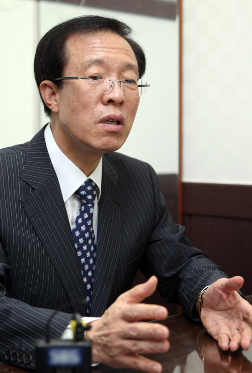 <YONHAP PHOTO-0730> 이석연 "범여권 후보단일화 논의에 응할 것" (서울=연합뉴스) 배정현 기자 = 10ㆍ26 서울시장 보궐선거 출마의사를 밝힌 이석연 전 법제처장이 16일 서울 서초동 자신의 사무실에서 연합뉴스와 인터뷰를 갖고 "범여권 단일후보가 필요하므로 추이를 지켜볼 것이며, 범여권 후보 단일화 논의에 응할 용의가 있다"고 밝히고 있다. 2011.9.16 doobigi@yna.co.kr/2011-09-16 12:45:21/ <저작권자 ⓒ 1980-2011 ㈜연합뉴스. 무단 전재 재배포 금지.>\r\nFormer Minister of Government Legislation Lee Seog-yeon speaks Friday about his intention to run for Seoul mayor in the Oct. 26 by-election.  Yonhap News