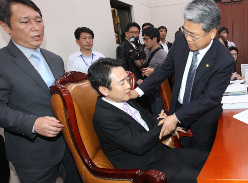 <YONHAP PHOTO-1667> 상정 다툼 (서울=연합뉴스) 서명곤 기자 = 16일 오후 국회 외교통상통일위원회 전체회의에서 남경필 위원장이 한미FTA(자유무역협정) 비준안을 상정하려하자 민주당 김동철 의원이 이를 저지하고 있다. 2011.9.16 seephoto@yna.co.kr/2011-09-16 17:33:11/ <저작권자 ⓒ 1980-2011 ㈜연합뉴스. 무단 전재 재배포 금지.>\r\nNam Kyung-pil (seated), lawmaker of the ruling Grand National Party and chairman of the National Assembly’s Foreign Affairs, Trade and Unification Committee, is stopped by Kim Dong-cheol of the main opposition Democratic Party from trying to bring up the U.S. Free Trade Agreement ratification bill for discussion and approval during the general session of the panel Friday. Yonhap News