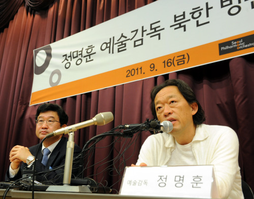 Chung Myung-whun (right), music director and conductor of the Seoul Philharmonic Orchestra and a UNICEF goodwill ambassador, speaks during a press conference in Seoul on Friday. Park Hyun-koo/The Korea Herald