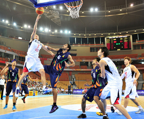 <YONHAP PHOTO-1404> 공격하는 한국 농구 (우한<중국> 사진공동취재단=연합뉴스) 제26회 FIBA 아시아농구선수권대회가 중국 우한에서 열렸다. 17일 한국-인도와의 A조 조별 마지막 경기. 한국 강병현이 인도의 블록을 피해 골밑 슛을 넣고 있다.2011.9.17 photo@yna.co.kr/2011-09-17 22:56:06/ <저작권자 ⓒ 1980-2011 ㈜연합뉴스. 무단 전재 재배포 금지.>\r\nKorea’s Kang Byung-hyun scores against India.  Yonhap News