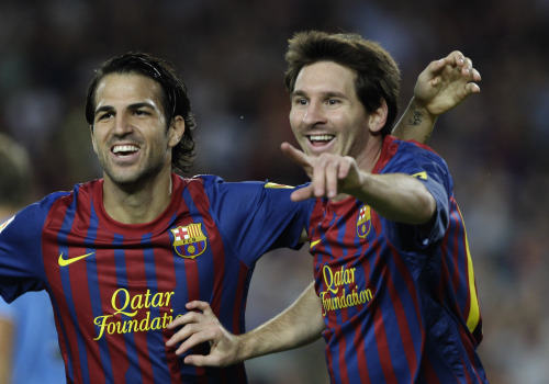 <YONHAP PHOTO-0382> FC Barcelona's Lionel Messi from Argentina celebrates his goal next to Francesc Fabregas from Spain, left, after scoring against Osasuna during a Spanish La Liga soccer match at the Camp Nou stadium in Barcelona, Spain, Saturday, Sept. 17, 2011. (AP Photo/Emilio Morenatti)/2011-09-18 08:20:51/ <저작권자 ⓒ 1980-2011 ㈜연합뉴스. 무단 전재 재배포 금지.>\r\nBarcelona’s Lionel Messi (right) celebrates his goal with teammate Francesc Fabregas.  AP-Yonhap News