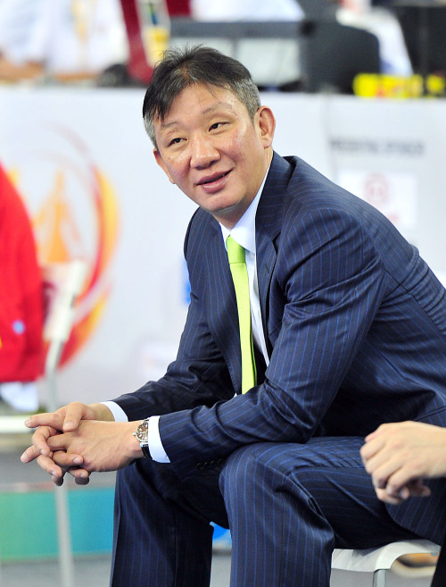 <YONHAP PHOTO-1403> '웃고있는 허재감독' (우한<중국> 사진공동취재단=연합뉴스)제26회 FIBA 아시아농구선수권대회가 중국 우한에서 열렸다. 17일 한국-인도와의 A조 조별 마지막 경기. 허재감독이 인도와의 조별 마지막경기 다소 여유있는 표정으로 웃으며 경기를 지켜보고 있다. 2011.9.17 photo@yna.co.kr/2011-09-17 22:55:58/ <저작권자 ⓒ 1980-2011 ㈜연합뉴스. 무단 전재 재배포 금지.>\r\nKorea head coach Hur Jae  Yonhap News