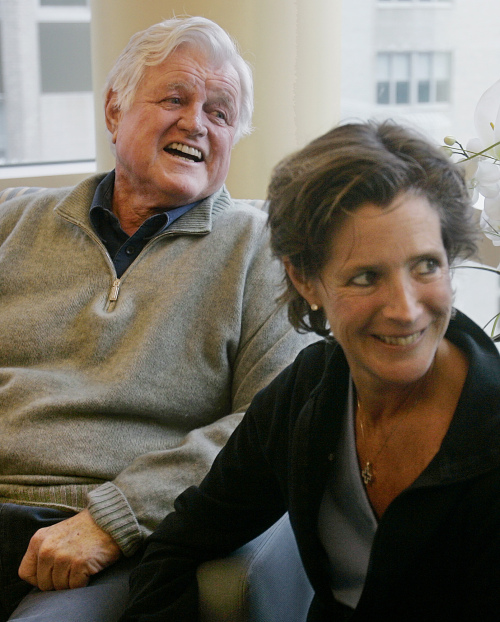 <YONHAP PHOTO-0449> FILE - In this May 20, 2008 file photo, Sen. Edward M. Kennedy, D-Mass., smiles as he sits with his daughter Kara Kennedy in a family room at the Massachusetts General Hospital in Boston. Kara, the oldest child of the late Sen. Kennedy, died Friday, Sept. 16, 2011, at a Washington-area health club, her brother Patrick Kennedy told The Associated Press. Sen. Kennedy died Aug. 25, 2009. (AP Photo/Stephan Savoia, File)/2011-09-18 08:32:39/ <저작권자 ⓒ 1980-2011 ㈜연합뉴스. 무단 전재 재배포 금지.>\r\nSen. Edward M. Kennedy smiles as he sits with his daughter Kara Kennedy (right) in a family room at the Massachusetts General Hospital in Boston in May 2008.    AP-Yonhap News