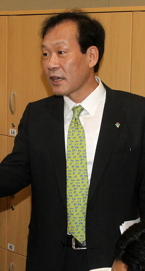 <YONHAP PHOTO-2538> 김두우 청와대 홍보수석 사의 (서울=연합뉴스) 김병만 기자 = 김두우 청와대 홍보수석이 15일 오후 사의를 표명했다. 사진은 지난 6월 춘추관에서 기자회견하는 김 수석. 2011. 9. 15 kimb01@yna.co.kr/2011-09-15 19:55:44/ <저작권자 ⓒ 1980-2011 ㈜연합뉴스. 무단 전재 재배포 금지.>\r\nKim Du-woo