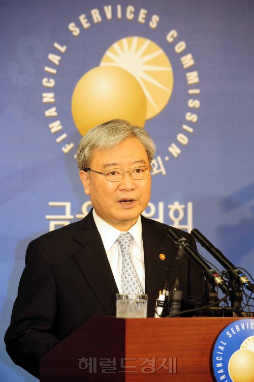 김석동 금융위원장이 18일 오후 서울 여의도 금융위원회 기자실에서 토마토와 제일, 제일2, 프라임, 에이스, 대영, 파랑새 저축은행을 부실금융기관으로 결정, 6개월간 영업정지 조치를 내리는 내용의 영업정지 대상 저축은행을 발표하고 있다.  박해묵 기자/mook@heraldm.com\r\n김석동 금융위원장이 18일 오후 서울 여의도 금융위원회 기자실에서 토마토와 제일, 제일2, 프라임, 에이스, 대영, 파랑새 저축은행을 부실금융기관으로 결정, 6개월간 영업정지 조치를 내리는 내용의 영업정지 대상 저축은행을 발표하고 있다.  박해묵 기자/mook@heraldm.com