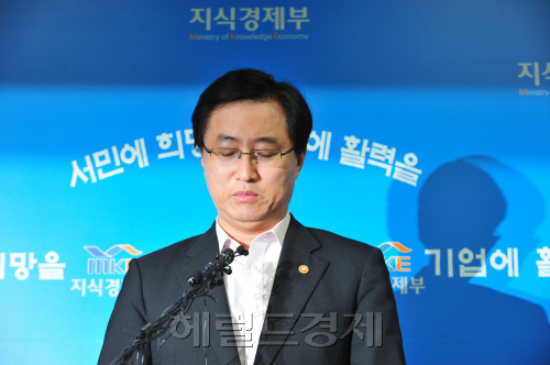 최중경 지식경제부 장관이 18일 과천정부청사에서 지난 15일 정전 사태와 관련해 기자회견을 하고 있다./안훈기자 rosedale@ 2011.09.18\r\n최중경 지식경제부 장관이 18일 과천정부청사에서 지난 15일 정전 사태와 관련해 기자회견을 하고 있다./안훈기자 rosedale@ 2011.09.18