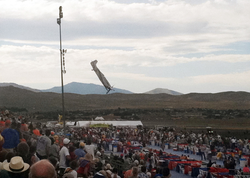 In this Friday, Sept. 16, 2011 photo, a P-51 Mustang airplane approaches the ground right before crashing during an air show in Reno, Nev. The vintage World War II-era fighter plane piloted by Jimmy Leeward plunged into the grandstands during the popular annual air show. (AP-Yonhap News)
