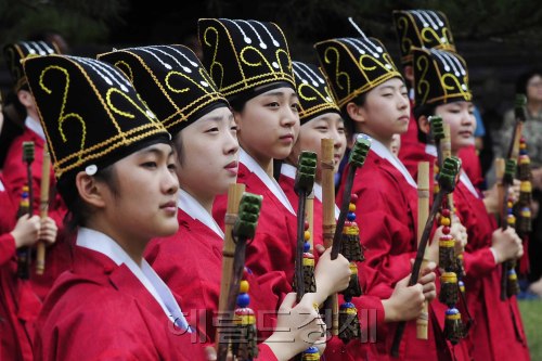 19일 오전 곡식과 땅의 신에게 제사를 지내는 사직대제가 사직동 사직공원에서 열리고 있다. 박해묵 기자/mook@heraldm.com\r\n19일 오전 곡식과 땅의 신에게 제사를 지내는 사직대제가 사직동 사직공원에서 열리고 있다. 박해묵 기자/mook@heraldm.com\r\n19일 오전 곡식과 땅의 신에게 제사를 지내는 사직대제가 사직동 사직공원에서 열리고 있다. 박해묵 기자/mook@heraldm.com