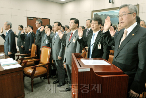 18대 국회 마지막 국정감사가 시작된 19일 오전 국회에서 열린 외통위의 외교통상부 및 산하 기관에 대한  국정감사에 앞서 김성환 장관 및 간부들이 선서를 하 고 있다.양동출dcyang@heraldm.com/110919/\r\n18대 국회 마지막 국정감사가 시작된 19일 오전 국회에서 열린 외통위의 외교통상부 및 산하 기관에 대한  국정감사에 앞서 김성환 장관 및 간부들이 선서를 하 고 있다.양동출dcyang@heraldm.com/110919/\r\n18대 국회 마지막 국정감사가 시작된 19일 오전 국회에서 열린 외통위의 국정감사에 앞서 김성환 장관 및 간부들이 선서를 하고 있다. 양동출 기자/dcyang@heraldm.com