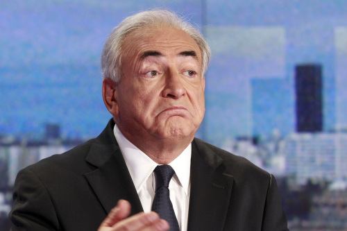 <YONHAP PHOTO-0120> Dominique Strauss-Kahn, former head of the International Monetary Fund, looks on prior to a television interview at the TV news broadcast by French TV station TF1, in Boulogne-Billancourt, outside Paris, Sunday Sept. 18, 2011. Strauss-Kahn has dismissed French writer Tristane Banon's claims that he tried to rape her during a 2003 interview as "imaginary" and insisted there was "no act of aggression, no violence." (AP Photo/Francois Guillot, pool) /2011-09-19 04:28:53/ <저작권자 ⓒ 1980-2011 ㈜연합뉴스. 무단 전재 재배포 금지.>\r\nEx-IMF chief Dominique Strauss-Kahn looks on before TV interview in France on Sunday. AP-Yonhap News