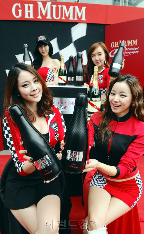 페르노리카 코리아가 19일 오전 서울 광화문 청계광장 앞에서 '2011 F1 코리아 그랑프리 개최기념 F1 샴페인 자켓'을 선보이고 있다. 이제품은 자동차 타이어에서 영감을 받아 디자인된 제품으로 강화 플라스틱 소재와 블랙컬러가 F1의 이미지를 상징적으로 표현 하였으며 샴페인의 차가운 온도를 장시간 유지해 주는 실용성까지 더한 제품이다./ 안훈기자 rosedale@ 2011.09.19\r\n페르노리카 코리아가 19일 오전 서울 광화문 청계광장 앞에서 '2011 F1 코리아 그랑프리 개최기념 F1 샴페인 자켓'을 선보이고 있다. 이제품은 자동차 타이어에서 영감을 받아 디자인된 제품으로 강화 플라스틱 소재와 블랙컬러가 F1의 이미지를 상징적으로 표현 하였으며 샴페인의 차가운 온도를 장시간 유지해 주는 실용성까지 더한 제품이다./ 안훈기자 rosedale@ 2011.09.19