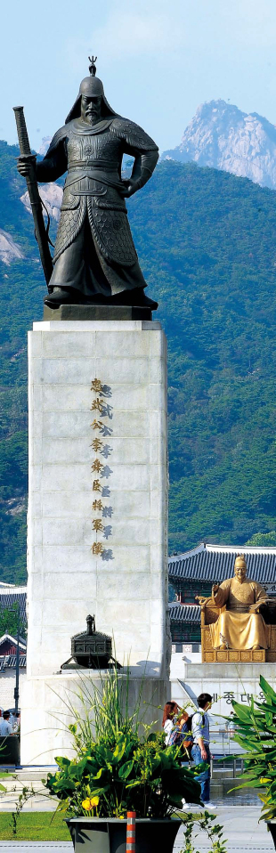 　광화문을 지키는 이순신 장군상, 동상 기단 후면부에는‘ 朴正熙 獻納(박정희 헌납)’이라고 새겨져 있다.