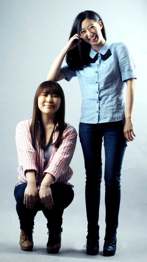 J Rabbit members Jung Da-woon (left) and Jung Hye-sun pose for a photo. Park Hyun-koo/The Korea Herald
