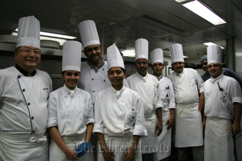 Chef Bae Han-chul (left) poses with the kitchen staff at the Taj Mahal Palace Hotel in Mumbai, India. \n Kim Hoo-ran/The Korea Herald