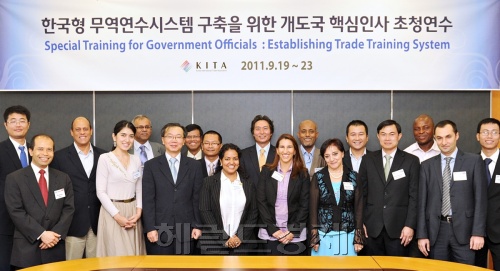 한국무역협회(회장 사공일)가 19일부터 6일간 13개 개도국의 관련부처 핵심공무원 18명을 초청해 ‘한국형 무역실무 연수 시스템’을 벤치마킹할 수 있는 교육프로그램을 운영하기에 앞서 이인호(왼쪽 여섯번째) 무역협회 무역아카데미 상무와 연수 공무원들이 기념 촬영을 하고 있다.