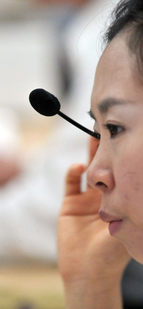 20일 외환은행 딜링룸 아침 1천8백선을 깬 주가지수와 속등하고 있는 환율.<br />딜러표정 스케치.<br />정희조 기자/checho@heraldml.com 110920\r\n20일 외환은행 딜링룸 아침 1천8백선을 깬 주가지수와 속등하고 있는 환율.\r\n딜러표정 스케치.\r\n정희조 기자/checho@heraldml.com 110920\r\nS&P가 이탈리아 신용등급을 강등하는 등 유로존 위기가 지속되면서 이틀째 원/달러 환율이 급등하고 있는 가운데 20일 서울 외환은행 본점 딜링룸에서 관계자들이 주가와 환율 추이를 지켜보고 있다.  정희조 기자/checho@