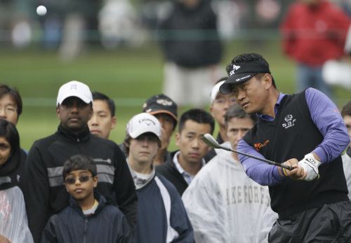 <YONHAP PHOTO-0300> K.J. Choi, of South Korea, hits his chip shot on the first hole during the final round of the BMW Championship golf tournament Sunday, Sept. 18, 2011, in Lemont, Ill. (AP Photo/Nam Y. Huh)/2011-09-19 05:03:18/ <저작권자 ⓒ 1980-2011 ㈜연합뉴스. 무단 전재 재배포 금지.>\r\nChoi Kyung-ju is one of three Koreans on the international squad for the Presidents Cup.  AP-Yonhap News