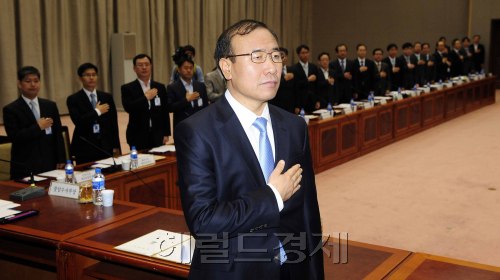 검찰이 한상대 검찰총장 취임 이래 서울중앙지검을 비롯한 전국26개 검찰청의 특수사건전담  부장검사 47명이 참석하는 첫 전국특수부장 회의를 연 가운데 한 총장을 비롯한 참석자들이 국민의례를 하고 있다. 박해묵 기자/mook@heraldm.com\r\n검찰이 한상대 검찰총장 취임 이래 서울중앙지검을 비롯한 전국26개 검찰청의 특수사건전담  부장검사 47명이 참석하는 첫 전국특수부장 회의를 연 가운데 한 총장을 비롯한 참석자들이 국민의례를 하고 있다. 박해묵 기자/mook@heraldm.com\r\n한상대 검찰총장은 20일 서울 서초동 대검찰청에서 전국 26개 검찰청의 특수사건 전담 부장검사 47명을 참석시킨 가운데 ‘전국 특수부장회의’를 열고 저축은행을 둘러싼 금융계 비리 척결에 총력을 주문했다. 박해묵 기자/mook@
