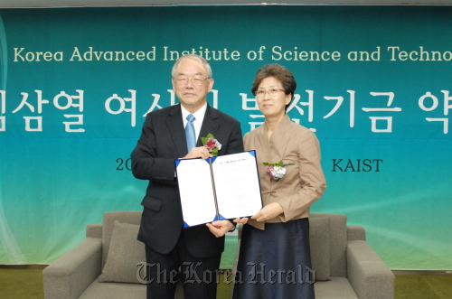 KAIST President Suh Nam-pyo (left) and Kim Sam-yeol show her pledge to donate 5 billion won to the school on the Seoul campus on Monday. KAIST
