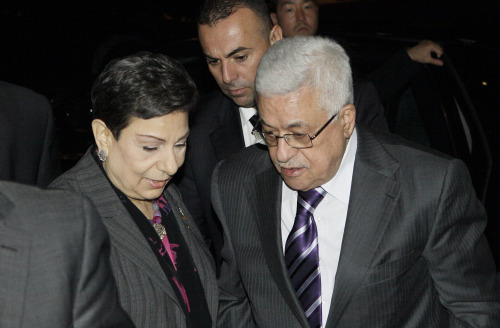 <YONHAP PHOTO-1618> Palestinian President Mahmoud Abbas, right, is greeted by Hanan Ashrawi, left, legislator and activist, as he arrives at his hotel in New York, Monday, Sept. 19, 2011, to attend the 66th General Assembly session of United Nations, which begins Tuesday, Sept. 20. The United States and Europe scrambled Sunday, Sept. 18, for a strategy that would help avoid a showdown over whether to admit an independent Palestine as a new United Nations member. (AP Photo/David Karp) /2011-09-19 15:31:51/ <저작권자 ⓒ 1980-2011 ㈜연합뉴스. 무단 전재 재배포 금지.>\r\nMahmoud Abbas (right) is greeted by Hanan Ashrawi (left) legislator and activist in New York on Monday. AP-Yonhap News