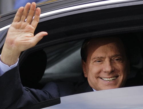 <YONHAP PHOTO-2234> Italian Premier Silvio Berlusconi waves from his car as he leaves Milan's tribunal, Italy, Monday, Sept. 19, 2011, after attending an hearing of the trial where he is accused of bribing British lawyer Robert Mills. Berlusconi is accused of bribing Mills to lie in court in the 1990s to protect his business interests. Mills was convicted in 2009 of having taken a $600,000 bribe, but the verdict was overturned when Italy's highest criminal court ruled the statute of limitations had expired. (AP Photo/Luca Bruno)/2011-09-19 21:10:15/ <저작권자 ⓒ 1980-2011 ㈜연합뉴스. 무단 전재 재배포 금지.>\r\nSilvio Berlusconi waves from his car in Milan’s tribunal, Italy, on Monday after attending a hearing. AP-Yonhap News