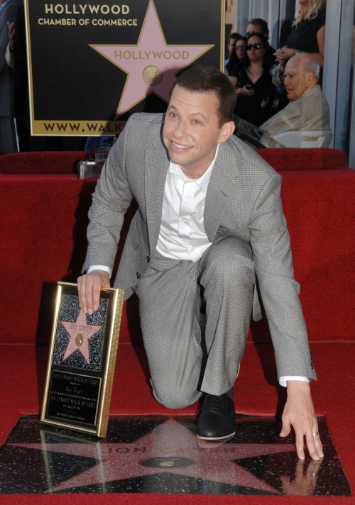 <YONHAP PHOTO-0953> In this photo taken Monday, Sept. 19, 2011, by the Hollywood Chamber of Commerce, actor Jon Cryer poses with his star on the Hollwood Walk of Fame in Los Angeles. Cryer will resume his role in "Two and a Half Men." (AP Photo/Hollywood Chamber of Commerce)/2011-09-20 10:40:19/ <저작권자 ⓒ 1980-2011 ㈜연합뉴스. 무단 전재 재배포 금지.>\r\nActor Jon Cryer poses with his star on the Hollwood Walk of Fame in Los Angeles on Monday.  AP-Yonhap News