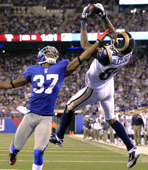 <YONHAP PHOTO-1237> St. Louis Rams wide receiver Danario Alexander (84) catches a touchdown pass as New York Giants defensive back Michael Coe (37) gets a hand in front of his face during the third quarter of an NFL football game Monday, Sept. 19, 2011, in East Rutherford, N.J. (AP Photo/Julio Cortez)/2011-09-20 12:27:28/ <저작권자 ⓒ 1980-2011 ㈜연합뉴스. 무단 전재 재배포 금지.>\r\nSt. Louis Rams wide receiver Danario Alexander (84) catches a touchdown pass over New York Giants defensive back Michael Coe in the third quarter.  AP-Yonhap News