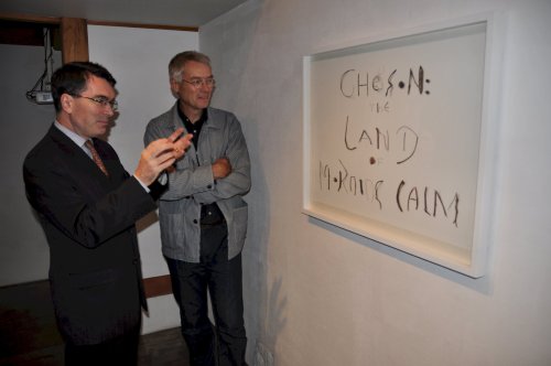 British Ambassador Martin Uden (left) and artist Simon Morley talk about the paintings the “Land of the Dawn” exhibition. Yoav Cerralbo/The Korea Herald