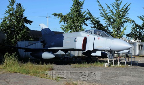영구아트엔터테인먼트 F-4팬텀기.<br />이상섭 기자. babtong@heraldm.com 2011.09.21\r\n영구아트엔터테인먼트 F-4팬텀기.\n이상섭 기자. babtong@heraldm.com 2011.09.21