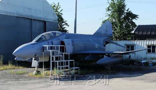 영구아트엔터테인먼트 F-4팬텀기.<br />이상섭 기자. babtong@heraldm.com 2011.09.21\r\n영구아트엔터테인먼트 F-4팬텀기.\n이상섭 기자. babtong@heraldm.com 2011.09.21