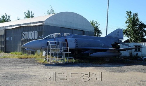 영구아트엔터테인먼트 F-4팬텀기.<br />이상섭 기자. babtong@heraldm.com 2011.09.21\r\n영구아트엔터테인먼트 F-4팬텀기.\n이상섭 기자. babtong@heraldm.com 2011.09.21