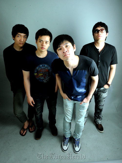 장기하와 얼굴들 본사. 박현구 기자phko@heraldm.com 2011.06.29\r\nChang Kiha & the Faces.  Park Hyun-koo/The Korea Herald