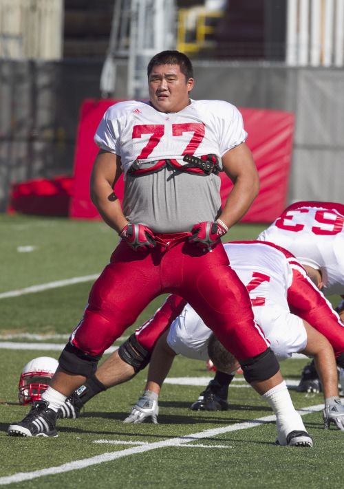 <YONHAP PHOTO-0391> In this photo taken Tuesday, Sept. 20, 2011, Nebraska's Seung Hoon Choi warms up for NCAA college football practice in Lincoln, Neb. Choi moved from South Korea to the United States in 2004 and took up football as a high school sophomore because it looked like fun. The walk-on offensive lineman nicknamed "The Turtle," because he's slow and steady, earned his first start last week against Washington and drew good reviews from coaches and teammates. (AP Photo/Nati Harnik)/2011-09-21 06:55:01/ <저작권자 ⓒ 1980-2011 ㈜연합뉴스. 무단 전재 재배포 금지.>\r\nNebraska’s Choi Seung-hoon takes part in a college football practice. \r\n AP-Yonhap News