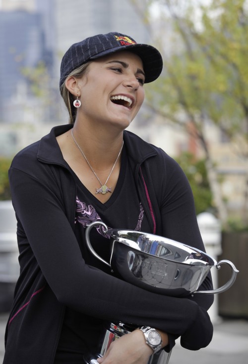 <YONHAP PHOTO-0405> Golfer Lexi Thompson, 16, who on Sunday became the youngest player to win an LPGA tournament, poses with her trophy in New York, Tuesday, Sept. 20, 2011. Thompson, of Coral Springs, Fla., shattered the age record for winning a multiple-round tournament when she won the Navistar LPGA Classic golf tournament on Sunday in Alabama. (AP Photo/Kathy Willens)/2011-09-21 07:43:13/ <저작권자 ⓒ 1980-2011 ㈜연합뉴스. 무단 전재 재배포 금지.>\r\nLexi Thompson poses with the winner’s trophy in New York on Tuesday.  AP-Yonhap News