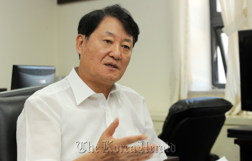 김태우 통일연구원 원장 인터뷰./ 안훈기자 rosedale@ 2011.09.06\r\nKim Tae-woo, president of the Korea Institute for National Unification, speaks in a recent interview with The Korea Herald at his office in Seoul. Ahn Hoon/The Korea Herald