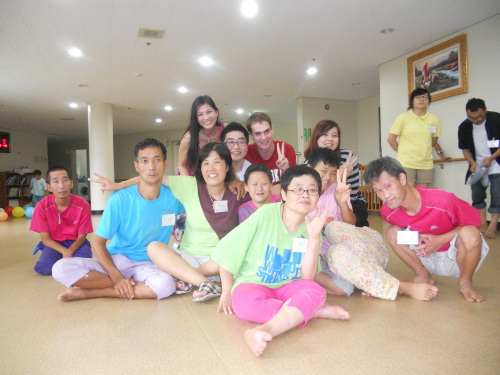 Sharing Page Pictures\r\nTess Ramoso with Angel House residents on Saturday