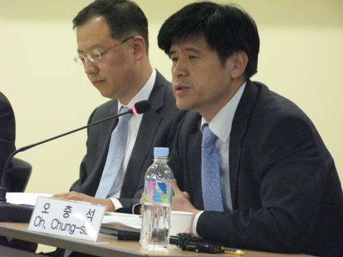 Sharing Page Pictures\r\nMinistry of Unification Separated Families Division section chief Oh Chung-suk speaks at a conference on abductees in North Korea in Seoul on Monday.   NKHR