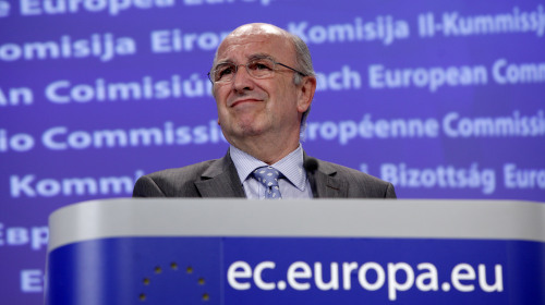 <YONHAP PHOTO-2607> European Union Commissioner for Competition Joaquin Almunia speaks during a media conference at EU headquarters in Brussels on Tuesday, Sept. 20, 2011. The European Union's competition commissioner warned Tuesday that more than the nine banks that failed the stress test may need to be recapitalized because of the debt crisis. (AP Photo/Virginia Mayo)/2011-09-20 20:46:21/ <저작권자 ⓒ 1980-2011 ㈜연합뉴스. 무단 전재 재배포 금지.>\r\nEuropean Union Commissioner for Competition Joaquin Almunia speaks during a media conference at EU headquarters in Brussels on Tuesday.  AP-Yonhap News