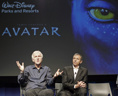 <YONHAP PHOTO-0284> Robert Iger, president and CEO of the Walt Disney Company, right, and filmmaker James Cameron announce plans to open an Avatar-themed land, first at Animal Kindgom at Walt Disney World in Florida, and later at other Disney theme parks, at a news conference at Disney Imagineering in Glendale, Calif., Tuesday, Sept. 20, 2011. It's an exclusive agreement between Disney, Cameron's Lightstorm Entertainment and Fox. Construction is expected to begin by 2013. (AP Photo/Reed Saxon)/2011-09-21 06:02:06/ <저작권자 ⓒ 1980-2011 ㈜연합뉴스. 무단 전재 재배포 금지.>\r\nRobert Iger, president and CEO of the Walt Disney Company (right) and filmmaker James Cameron announce plans to open an Avatar-themed land, first at Animal Kingdom at Walt Disney World in Florida, and later at other Disney theme parks, at a news conference at Disney Imagineering in Glendale, California, Tuesday. AP-Yonhap News