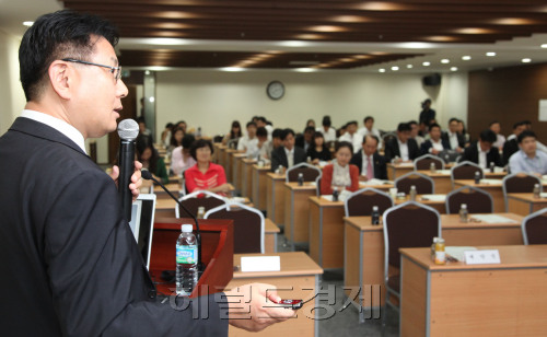 전국경제인연합회가 21일 서울 여의도 전경련 대회의실에서 동반성장과 관련해 윤리경영 측면에서 협력사 지원 및 공조방안을 모색하기 위한 ‘2011년 기업윤리학교’를 개최한 가운데 양세영 기업사회연구원장이 ‘동반성장과 공생발전을 위한 윤리경영 추진과제’를 발표하고 있다.